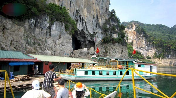 Thung Nai-Teluk Ha Long di tengah-tengah gunung dan hutan di daerah Tay Bac - ảnh 3