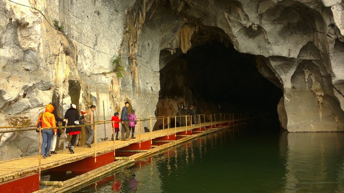 Thung Nai-Teluk Ha Long di tengah-tengah gunung dan hutan di daerah Tay Bac - ảnh 4