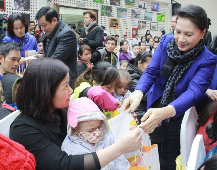 Ketua MN Vietnam, Nguyen Thi Kim Ngan memberikan bingkisan Hari  Raya Tet kepada Raya Tet kepada pasien kanker anak-anak  - ảnh 1