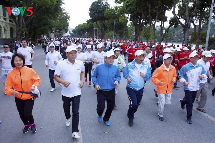 Menyelenggarakan “Hari Lari Olimpiade demi kesehatan seluruh rakyat tahun 2018” - ảnh 1