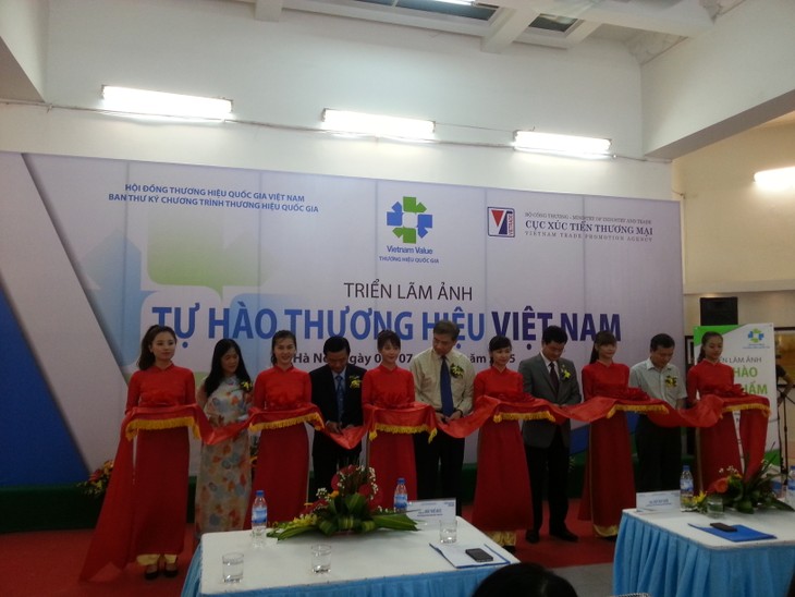 Pembukaan pameran foto tentang prestasi-prestasi selama 15 tahun brand nasional Vietnam - ảnh 1