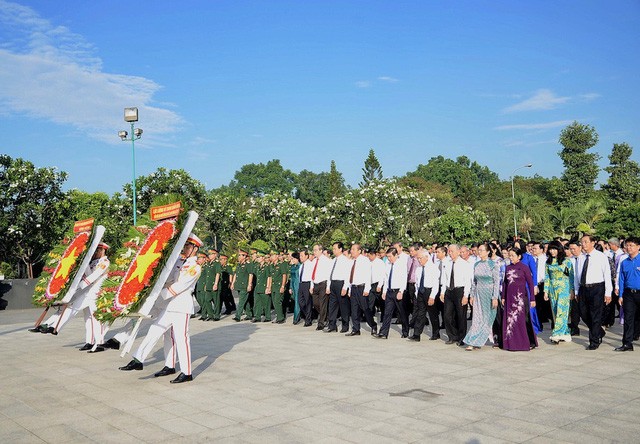 Aktivitas-aktivitas  yang bermakna   memperingati ultah ke-43 Hari pembebasan total Vietnam Selatan dan penyatuan Tanah Air  serta Hari Buruh Internasional  (1/5) - ảnh 1