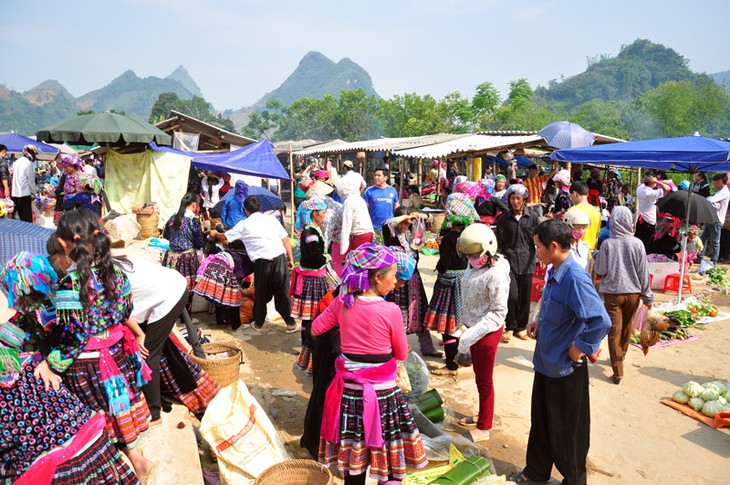 Pasar lama di bawah kaki gunung Hoang Lien Son - ảnh 1