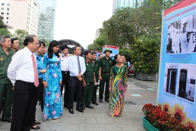 Pameran foto: “Presiden Ton Duc Thang - putra  terbaik  Bangsa Viet Nam” - ảnh 1