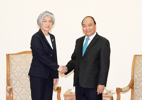 PM Nguyen Xuan Phuc secara terpisah menerima  para tamu Tiongkok, Jepang, Republik Korea  sehubungan dengan kehadiran mereka di Konferensi WEF ASEAN 2018 - ảnh 3