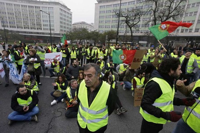 Gelombang demonstrasi “Rompi kuning” melanda  Inggris dan Portugal - ảnh 1