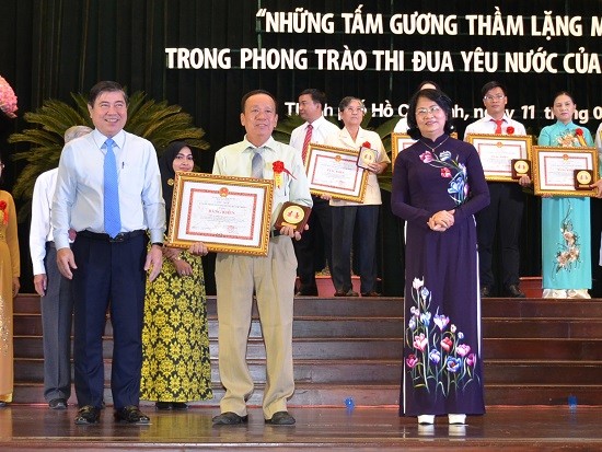 Kota Ho Chi Minh  memberi pujian  kepada  96 orang teladan yang diam-diam, tetapi luhur - ảnh 1