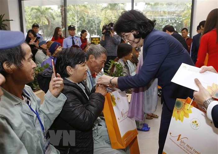 Wapres Viet Nam, Dang Thi Ngoc Thinh memberikan bingkisan Hari Raya Tet kepada para pesien  kanker - ảnh 1