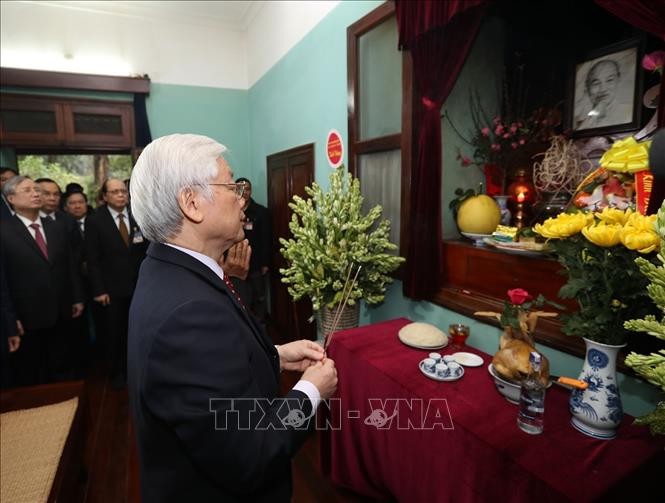 Sekjen, Presiden Viet Nam, Nguyen Phu Trong  membakar dupa mengenangkan Presiden Ho Chi Minh - ảnh 1