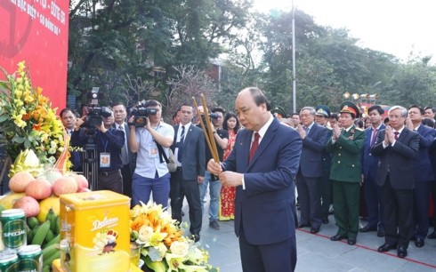 PM Viet Nam Nguyen Xuan Phuc  membakar dupa di Pesta memperingati HUT ke-230  Kemenangan Ngoc Hoi-Dong Da - ảnh 1