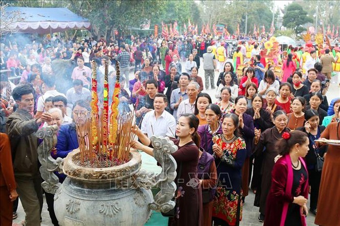 Membakar dupa  mengenangkan dan menyatakan terima kasih kepada Ibunda Au Co - ảnh 1