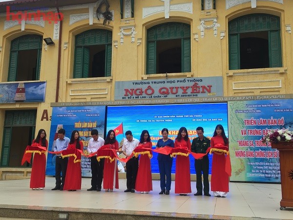 Pameran  peta dan dokumen tentang dua kepulauan Hoang Sa dan Truong Sa  wilayah milik Viet Nam - ảnh 1