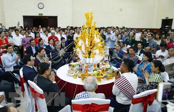 Kedutaan Besar Laos mengadakan Hari Raya Tet Tradisional Bunpimay 2019 di Kota Ha Noi - ảnh 1