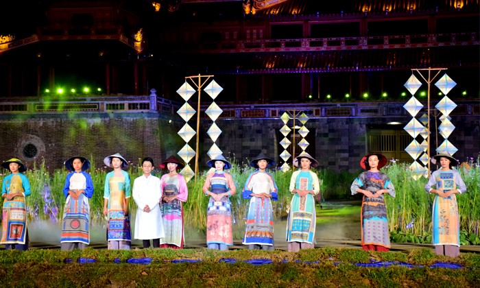 Festival “Ao Dai” yang khas di  atas jalan pusaka - ảnh 1