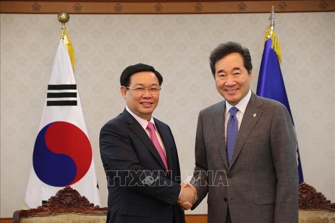 Deputi PM Vuong Dinh Hue mengadakan pertemuan dengan PM dan Ketua Parlemen Republik Korea - ảnh 1