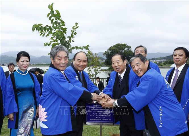 PM Nguyen Xuan Phuc menerima  Ketua Persekutuan Legislator Persahabatan Jepang-Viet Nam - ảnh 1