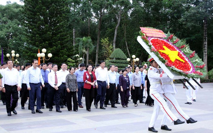 Ketua MN Nguyen Thi Kim Ngan  membakar dupa mengenangkan para martir di Kota Ho Chi Minh - ảnh 1