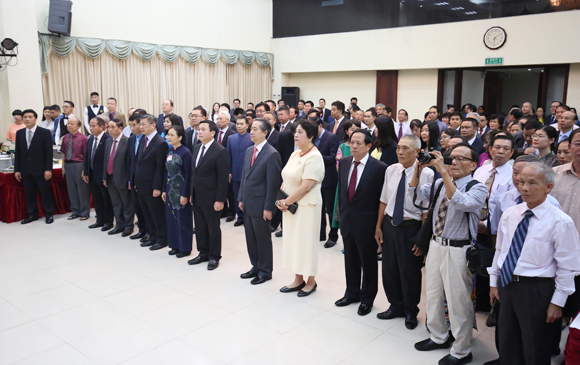 Pertemuan bersahabat  sehubungan dengan peringatan HUT ke-70  Hari Nasional Republik Rakyat Tiongkok - ảnh 1