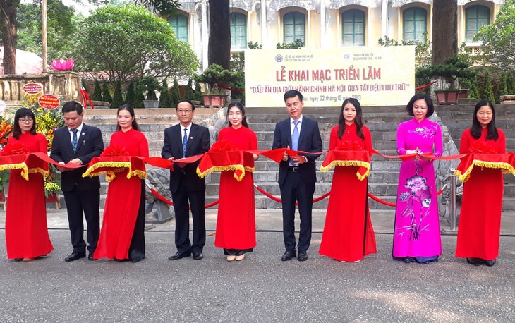 Pembukaan pameran: “Selar batas administrasi kota Hanoi melalui dokumen arsif” - ảnh 1