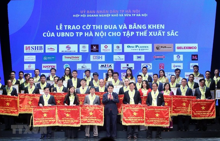 Memuliakan kira-kira 200 badan usaha Ibukota Ha Noi pada program Malam Badan Usaha tahun 2019 - ảnh 1