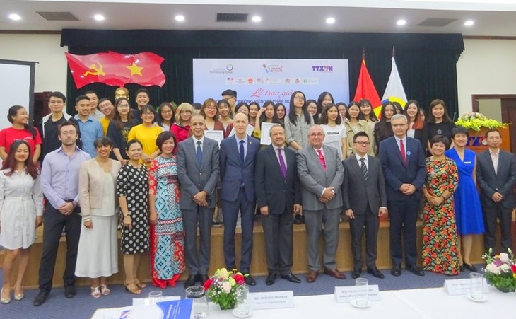 Memberikan hadiah  sayembara:  “Wartawan muda Francophonie-Vietnam-2019”. - ảnh 1