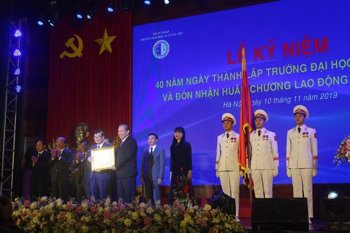 Mendorong Cepat  Proses  Membawa  Sekolah Tinggi Ilmu Hukum Hanoi Menjadi Sekolah Titik Berat dalam Mendidik Ahli tentang Hukum - ảnh 1