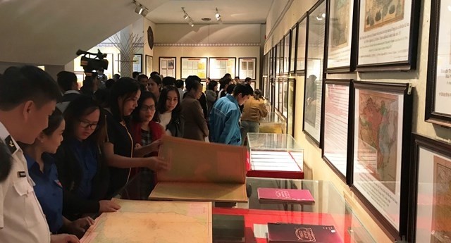 Pameran dokumen sejarah dan hukum tentang dua kepulauan Hoang Sa dan Truong Sa di Provinsi Kontum - ảnh 1