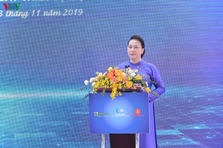 Ketua MN Nguyen Thi Kim Ngan melakukan kunjungan kerja di Zona Teknologi Tinggi Hoa Lac - ảnh 1