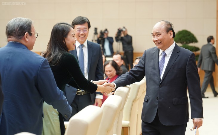 PM Nguyen Xuan Phuc menghadiri pertemuan dengan para wakil dari beberapa organisasi sosial-politik  dan  asosiasi massa rakyat - ảnh 1