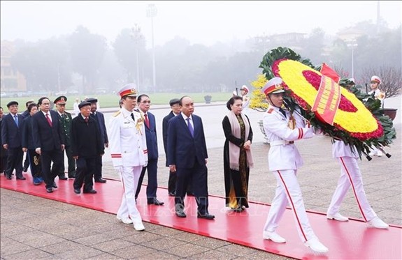 Para pemimpin Partai dan Negara Vietnam datang berziarah kepada Mousolium  Presiden Ho Chi Minh sehubungan dengan Hari Raya Tet 2020 - ảnh 1