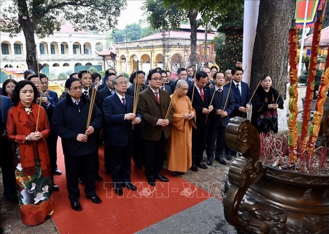 Anggota Harian Sekretarias KS PKV Tran Quoc Vuong  membakar dupa  di Benteng Kerajaan Thang Long - ảnh 1