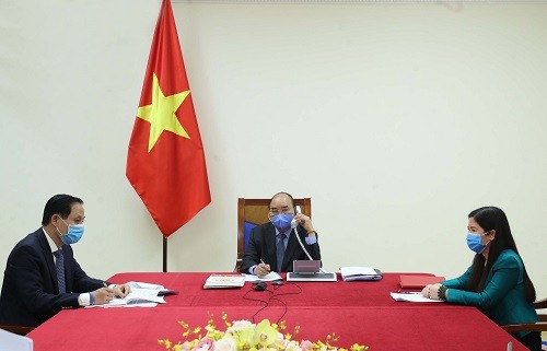 PM Vietnam, Nguyen Xuan Phuc mengadakan pembicaraan telepon dengan Presiden Republik Korea Moo Jae-in - ảnh 1