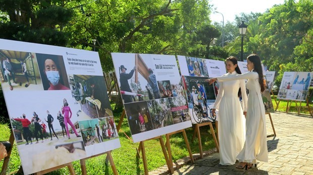 Pameran foto: “Vietnam mencegah dan menanggulangi wabah Covid-19” - ảnh 1