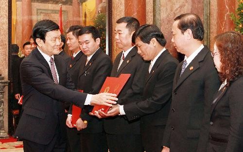 Le Président vietnamien nomme 17 juges de tribunaux populaires suprêmes - ảnh 1