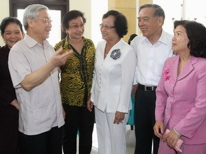 Le SG du Parti rencontre à Ho Chi Minh-ville des dirigeants retraités  - ảnh 1