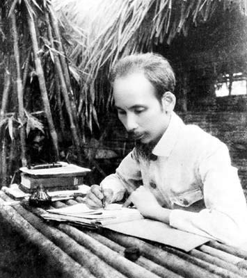 Vers le 122è anniversaire du président Ho Chi Minh (19/05/1890-19/05/2012) - ảnh 1