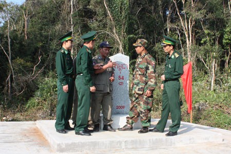 Le Vietnam et le Cambodge édifient une frontière pacifique et amicale - ảnh 1