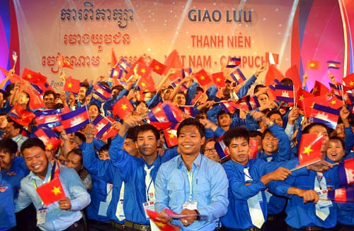 Les jeunes vietnamiens et cambodgiens oeuvrent pour la paix et la coopération - ảnh 1