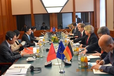 Entretien entre Pham Binh Minh et Guido Westerwelle à Berlin - ảnh 1