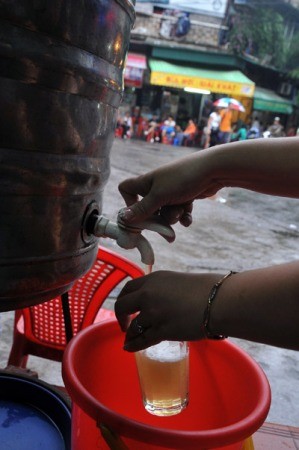 La bière pression du vieux quartier de Hanoi et les étrangers - ảnh 2