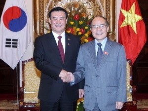 Le président de l’A.N sud-coréenne reçu par les dirigeants vietnamiens - ảnh 1