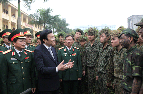 Truong Tan Sang : voeux du Nouvel An aux militaires et aux habitants de Tay Tuu - ảnh 1