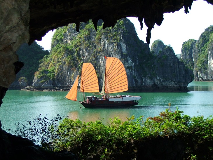 La baie d’Halong: l'une des 100 destinations à visiter une fois dans sa vie - ảnh 1