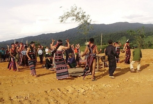 Ngu Duông - la coutume pré-nuptiale des Co Tu - ảnh 3