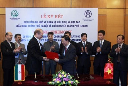 Hanoi – Tehran sign MoU on further cooperation - ảnh 1