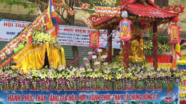 Various activities mark Buddha’s 2557 birthday  - ảnh 1