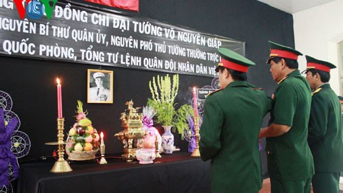 Vietnamese people pay last tribute to General Giap - ảnh 2