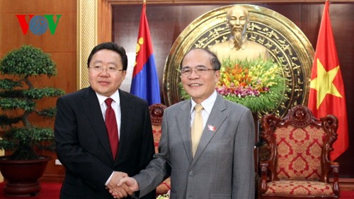 National Assembly Chairman receives Mongolian President  - ảnh 1