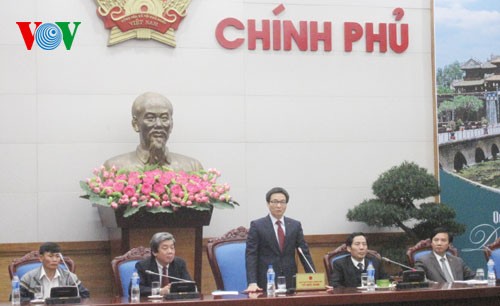 Deputy PM Vu Duc Dam receives participants of 