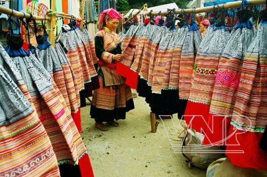 Costumes of Mong women - ảnh 1